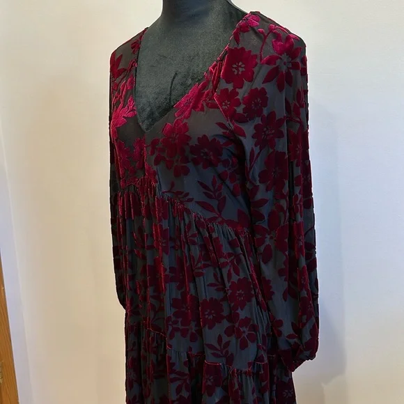 Just...Taylor | Dresses | Black Dress With Deep Burgundy Velvet Accent | Poshmark Just...Taylor | Dresses | Black Dress With Deep Burgundy Velvet Accent | Poshmark